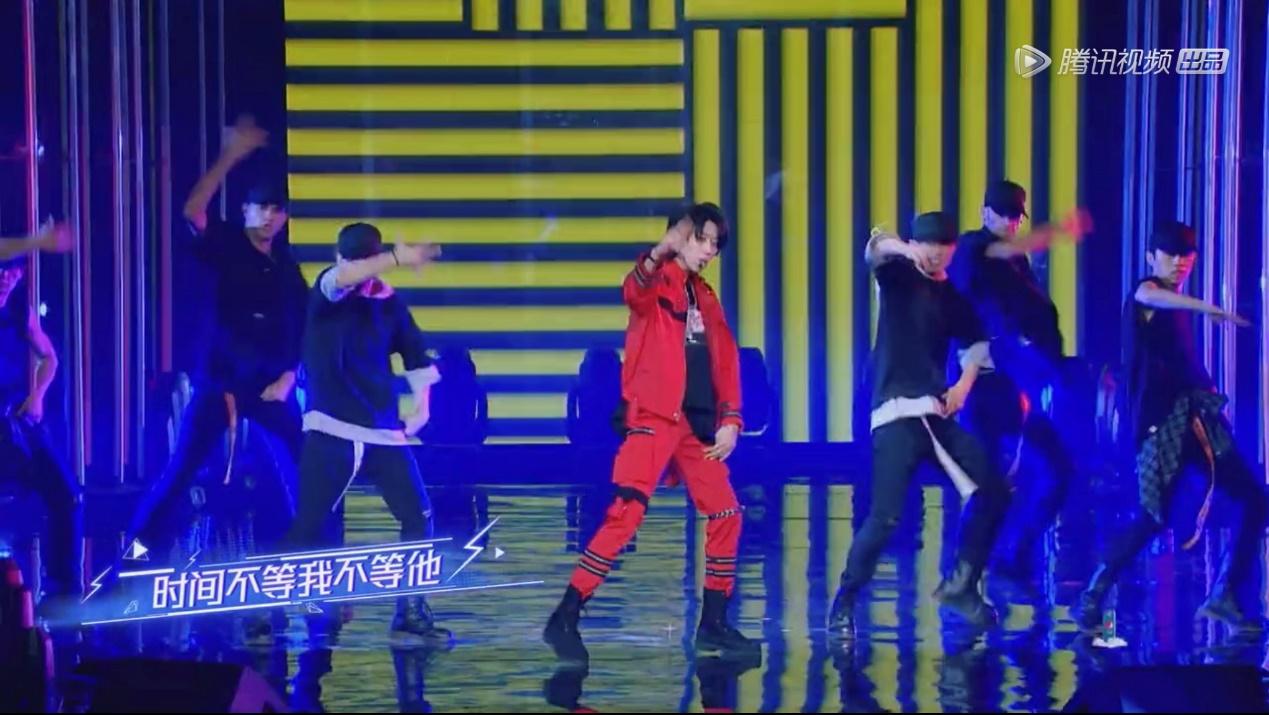 台上“潮音”焦点，台下街头典范，潮音偶像的时尚穿搭之道