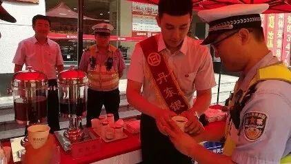 盛夏送清凉，温暖交警心
