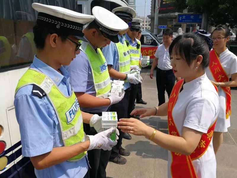 盛夏送清凉，温暖交警心