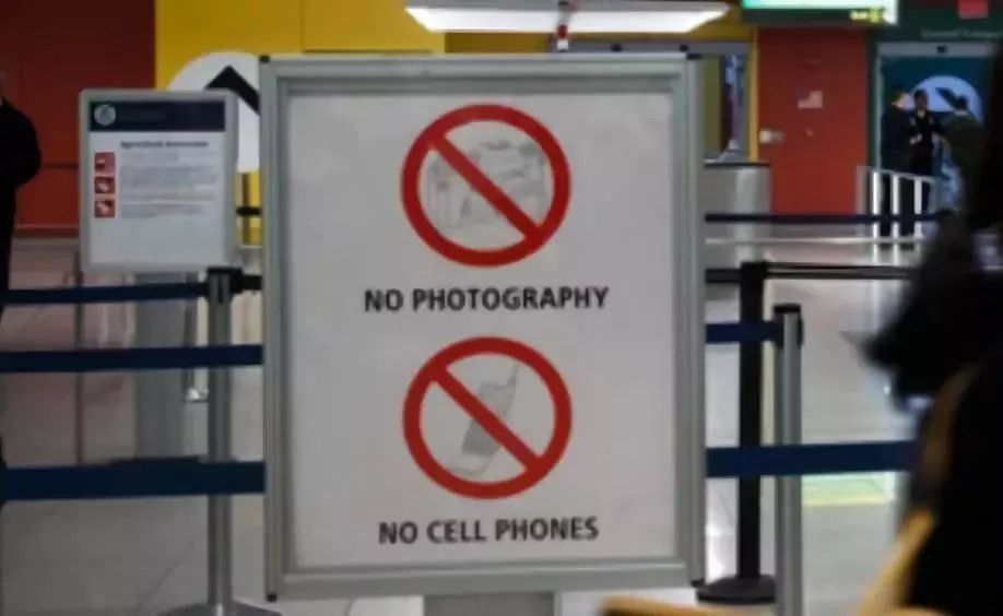 只要没出机场，看到这个牌子，千万别摸手机！还有这些禁忌你必须知道