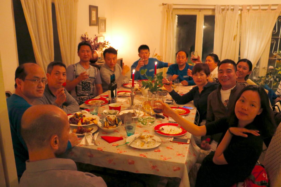 作为客户经理，她三次自费跟随宜信财富商学院海外游学