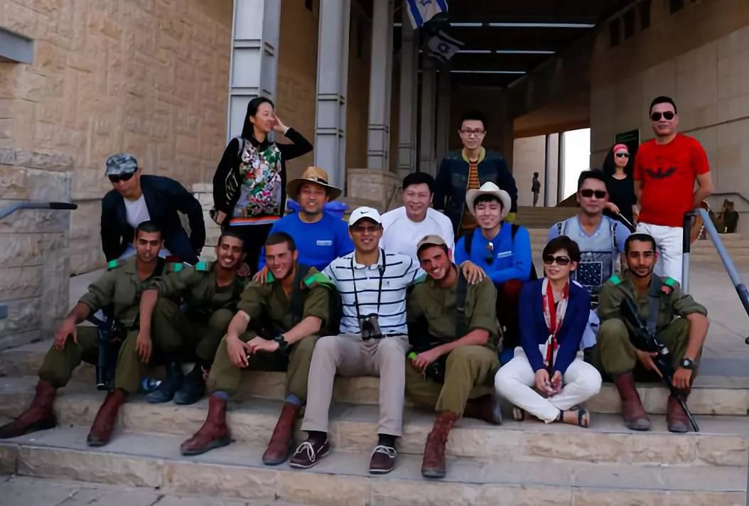 作为客户经理，她三次自费跟随宜信财富商学院海外游学