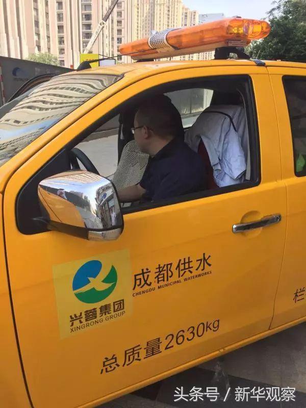 八一建军节向退伍老兵致敬图片,致敬我们的抗战老兵