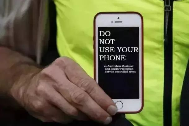 只要没出机场，看到这个牌子，千万别摸手机