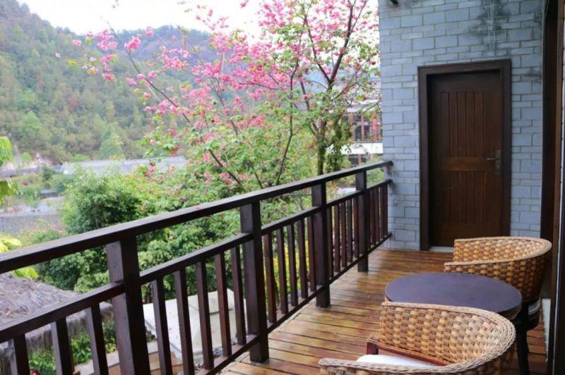 入秋时节，寻一抹火山热海治愈蓝