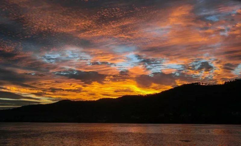 入秋时节，寻一抹火山热海治愈蓝