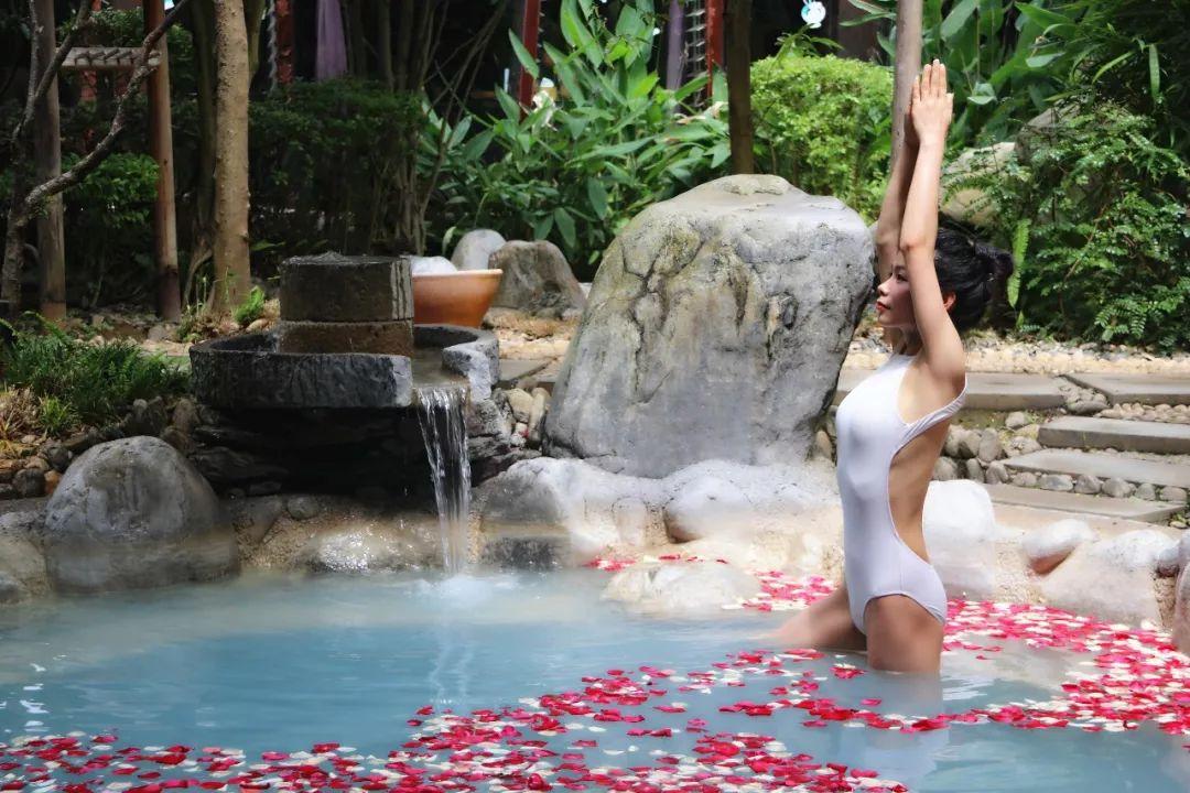 入秋时节，寻一抹火山热海治愈蓝