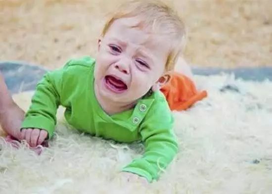 宝宝摔下床无事的表现,婴儿摔下来脑震荡症状是什么