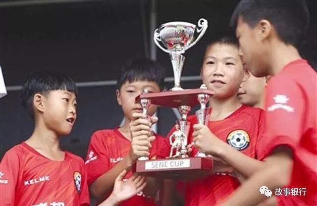 日本足球队被吊打,中国足球被虐