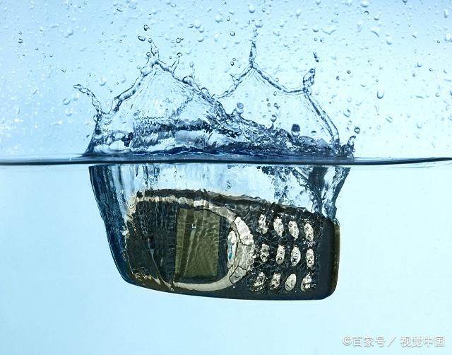 手机进水用吹风机吹导致屏幕失灵,手机进水用吹风机吹得不出声音了