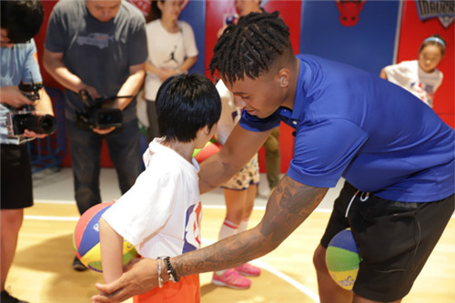 贵人鸟作价2.73亿转让虎扑股权,郑智个人战靴599元你买不买?|懒熊早知道