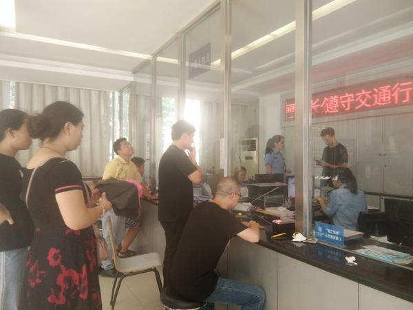 郑州一派出所大厅没空调没水喝、厕所不给用，这还是为民服务吗？