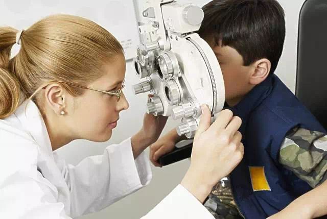 眼科教授谈青少年近视的原因,专家谈眼睛近视危害