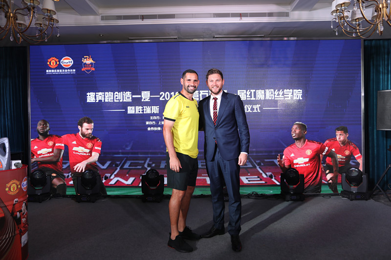 6个孩子去曼联培训，前男女足主教练朱广沪、商瑞华现场见证