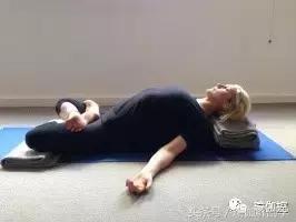 姨妈期间可以做的瑜伽动作,姨妈期间瑜伽每天必练8个动作