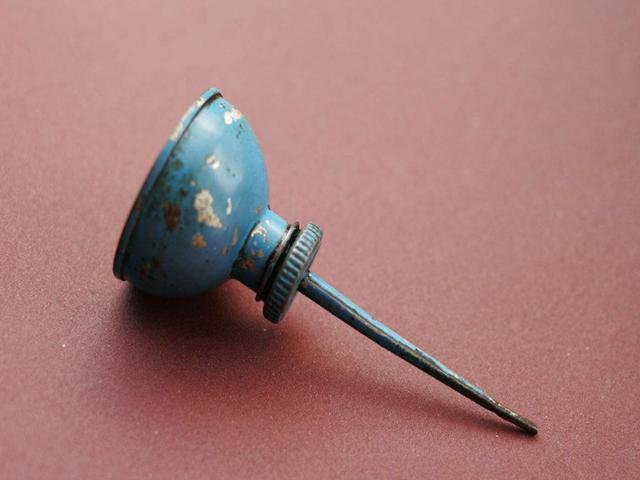 门锁拧不动是修还是换,门锁生锈螺丝拧不动怎么办