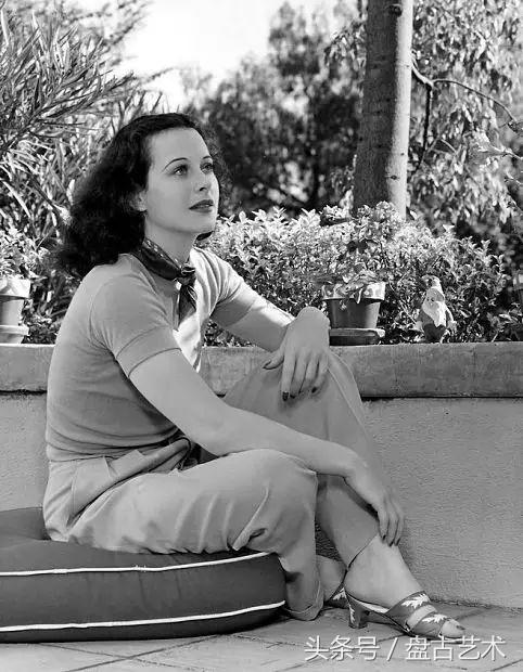 史上第一位全裸的女艺术家，她的智慧比艳照更高明（盘古文化艺术