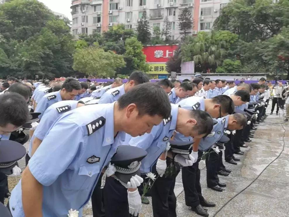 四川仁寿逃犯砍人系误以为仇人藏身派出所疯狂报复！今天，全城洒泪送英雄