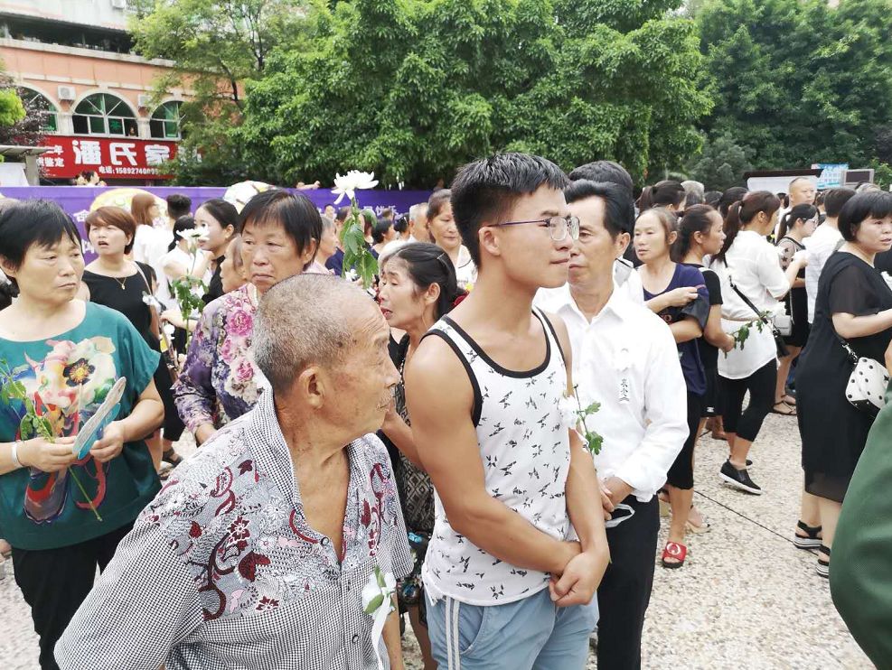 全城鸣笛送牺牲英雄回家,全城出租车送别牺牲民警