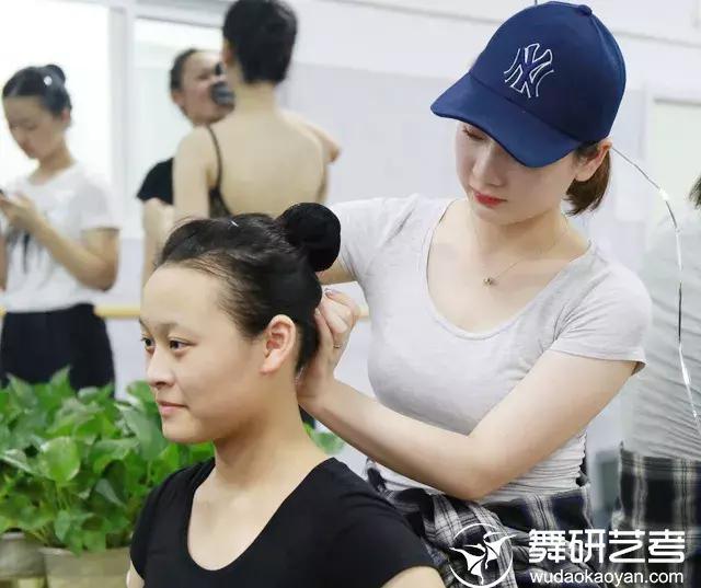 舞蹈发量少盘头教程,表演盘头的简单方法