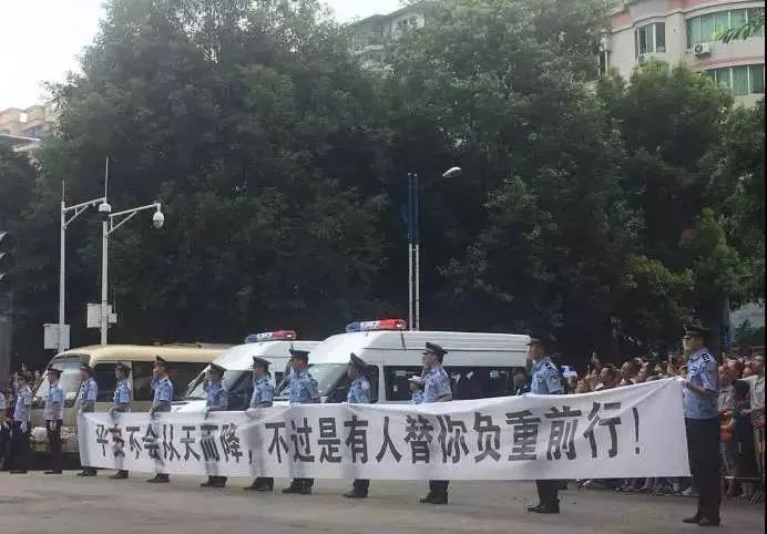 四川仁寿逃犯砍人系误以为仇人藏身派出所疯狂报复！今天，全城洒泪送英雄