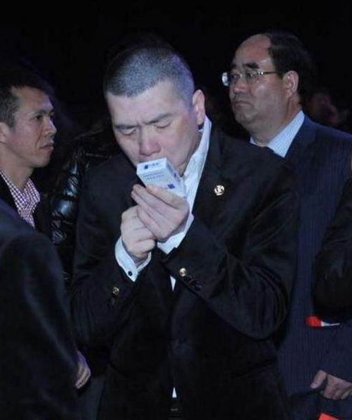 冯小刚抽多少钱的烟,冯小刚抽什么烟最贵