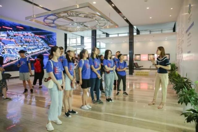 中国美院师生眼中的「文化下城」是怎样的？他们用画笔绘出了改革开放40周年的成果