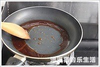 糖醋小排是道江浙名菜，甜酸口儿可以热着吃，可以放凉了当凉菜吃