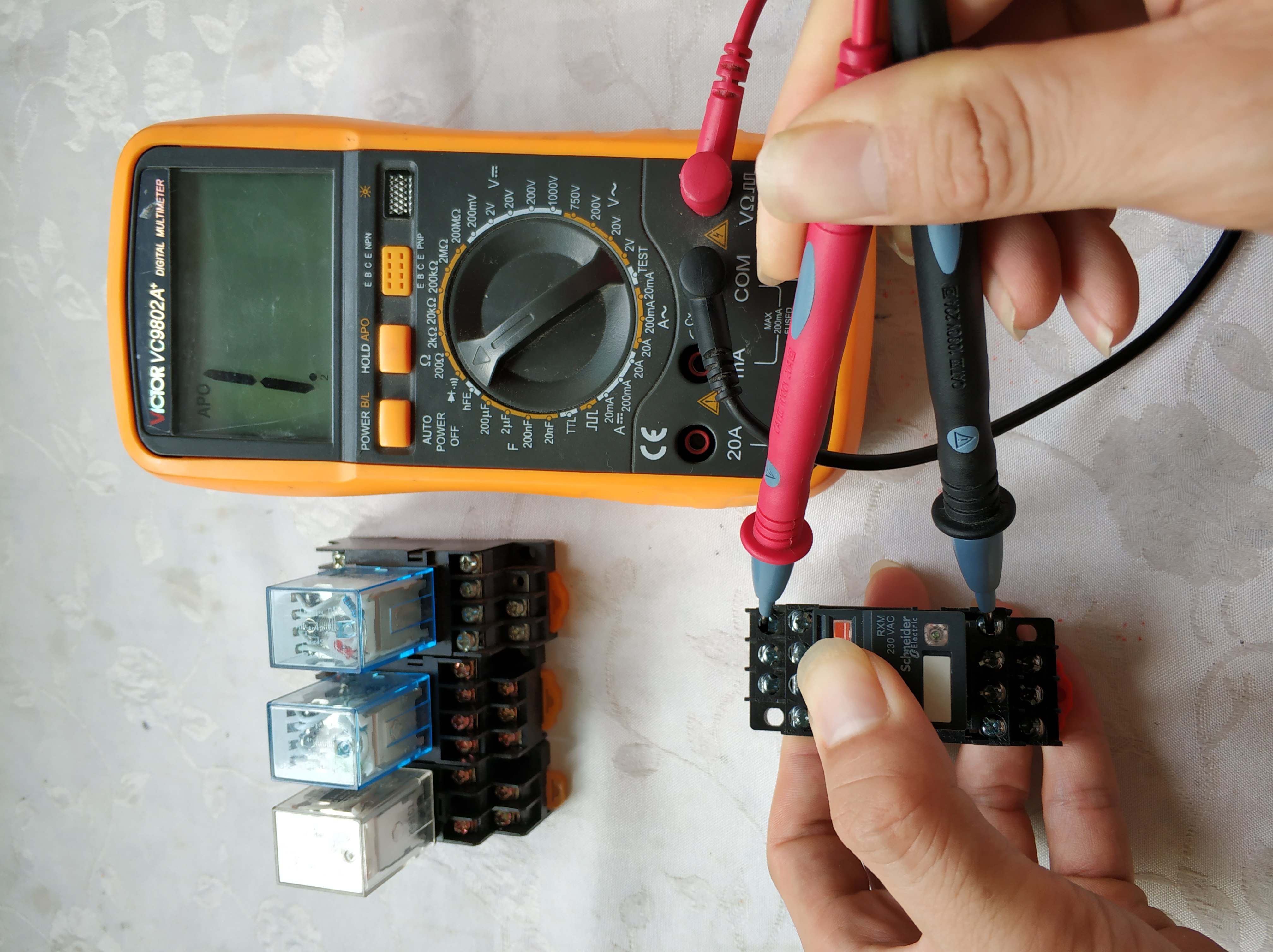 万用表怎么测继电器好坏教程视频,用万用表怎么测量固态继电器好坏