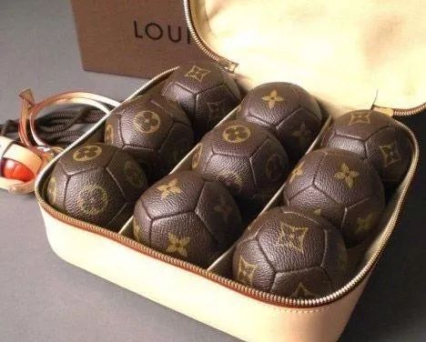 还记得你们吐槽过的Tiffany曲别针吗？王菲把它变成了耳环！