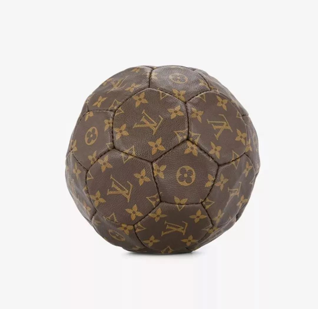 还记得你们吐槽过的Tiffany曲别针吗？王菲把它变成了耳环！