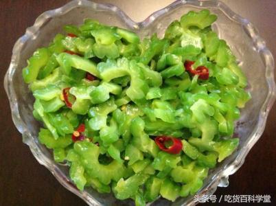 苦瓜是切了后焯水还是整个焯水好,苦瓜焯水会发黄怎么办