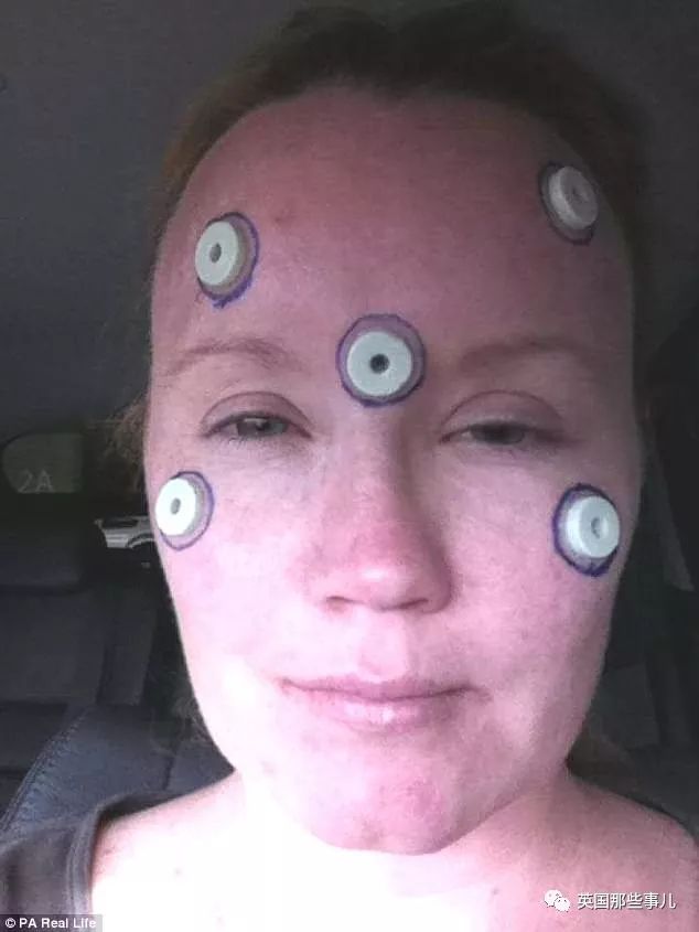 戴着隐形眼镜洗了一次澡,戴了隐形眼镜晚上还是看不清楚