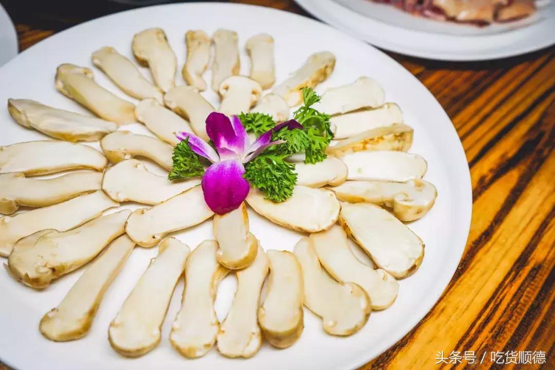 这道只卖一个月的“菌中之王”终于重出江湖，等了一年值得！