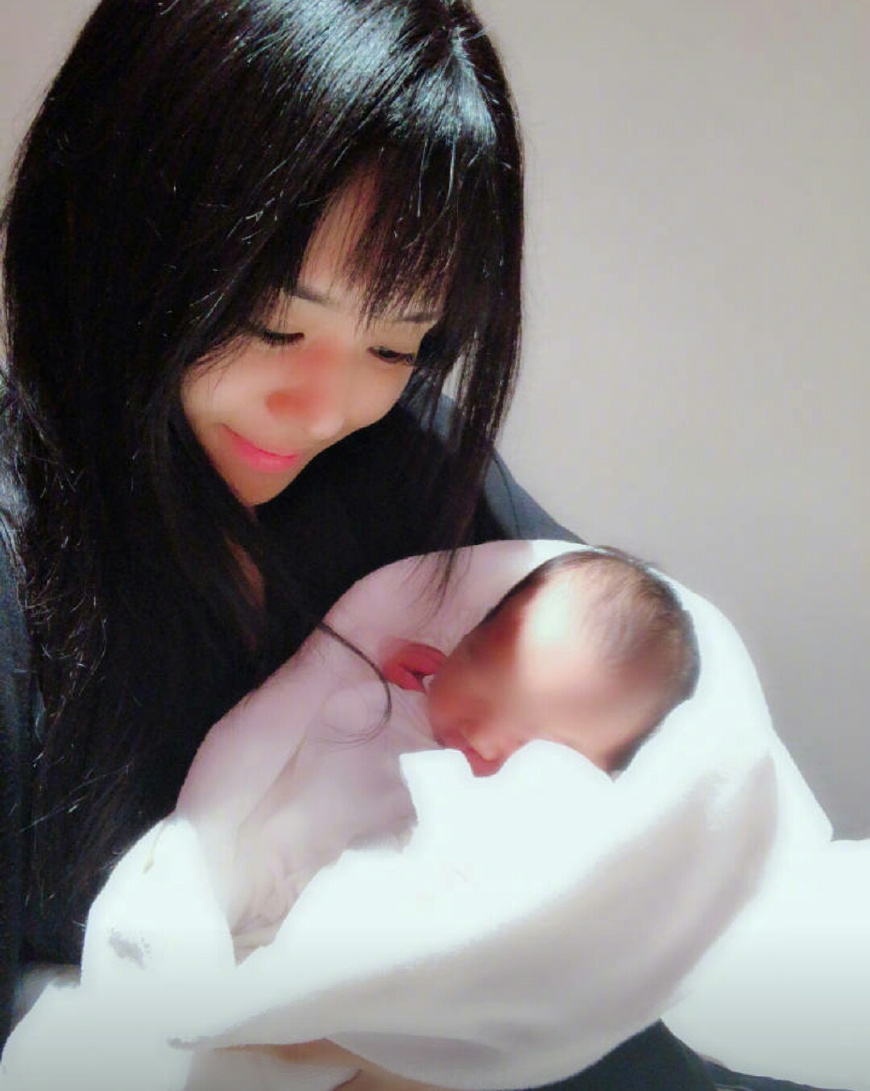 苍井空晒好友婴儿照，眼神柔和充满亮点，却因一细节遭到网友调侃