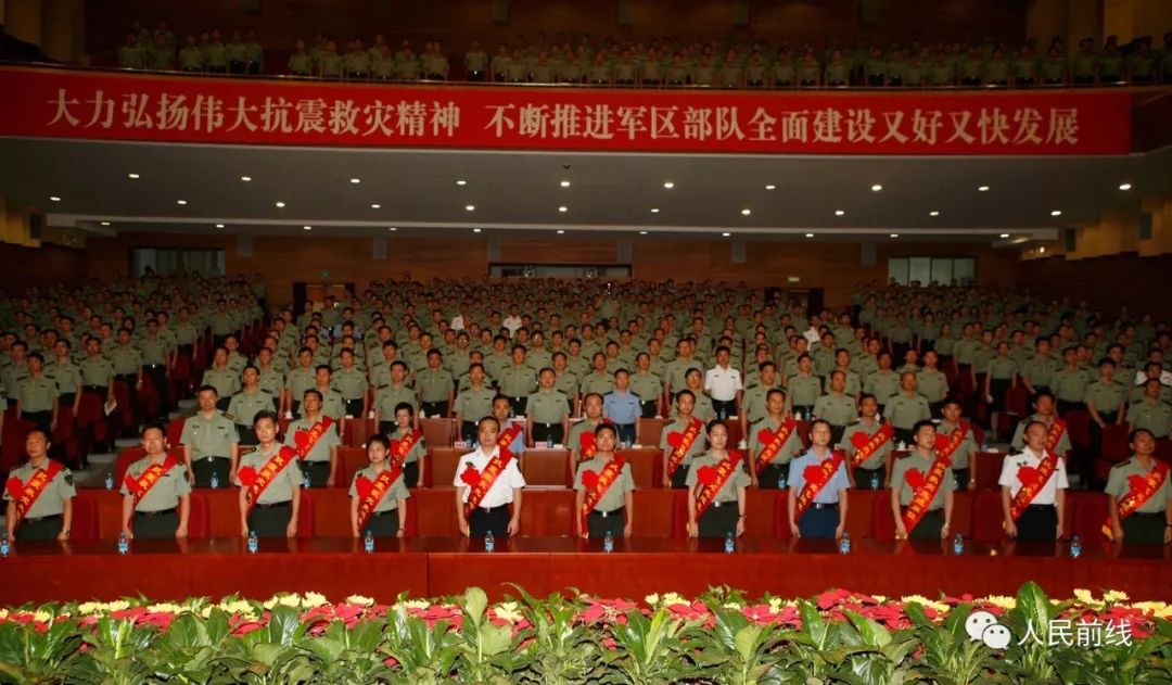 汶川抗震救灾真实影像,十年前汶川地震15名勇士跳伞