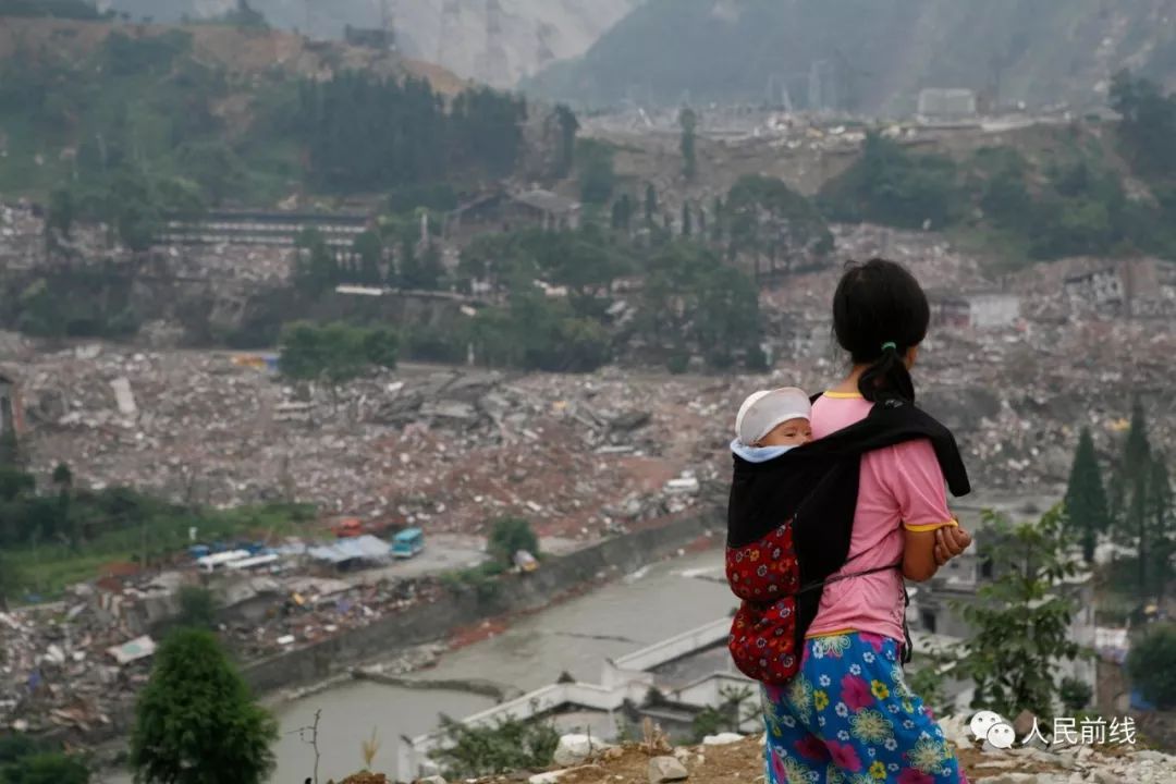 汶川抗震救灾真实影像,十年前汶川地震15名勇士跳伞