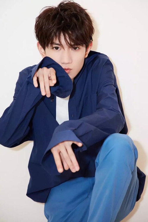 鏈夊彂闄呯嚎鐑︽伡鐨勬槑鏄熶滑,棰濆ご浣庡彂闄呯嚎浣庣殑鏄庢槦