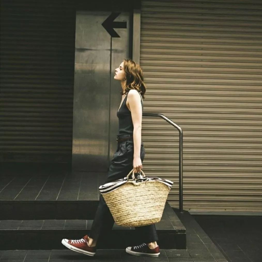 老穿黑色太沉闷怎么搭配,黑色单品怎样穿才能气场全开