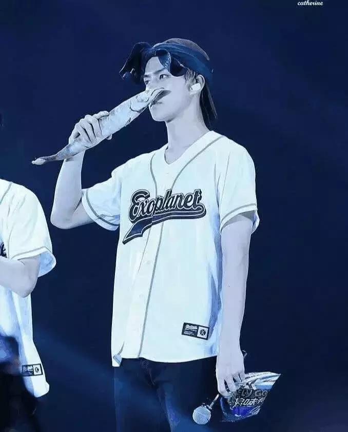 吴世勋边伯贤参加的中国节目,吴世勋边伯贤黑色西装参加活动