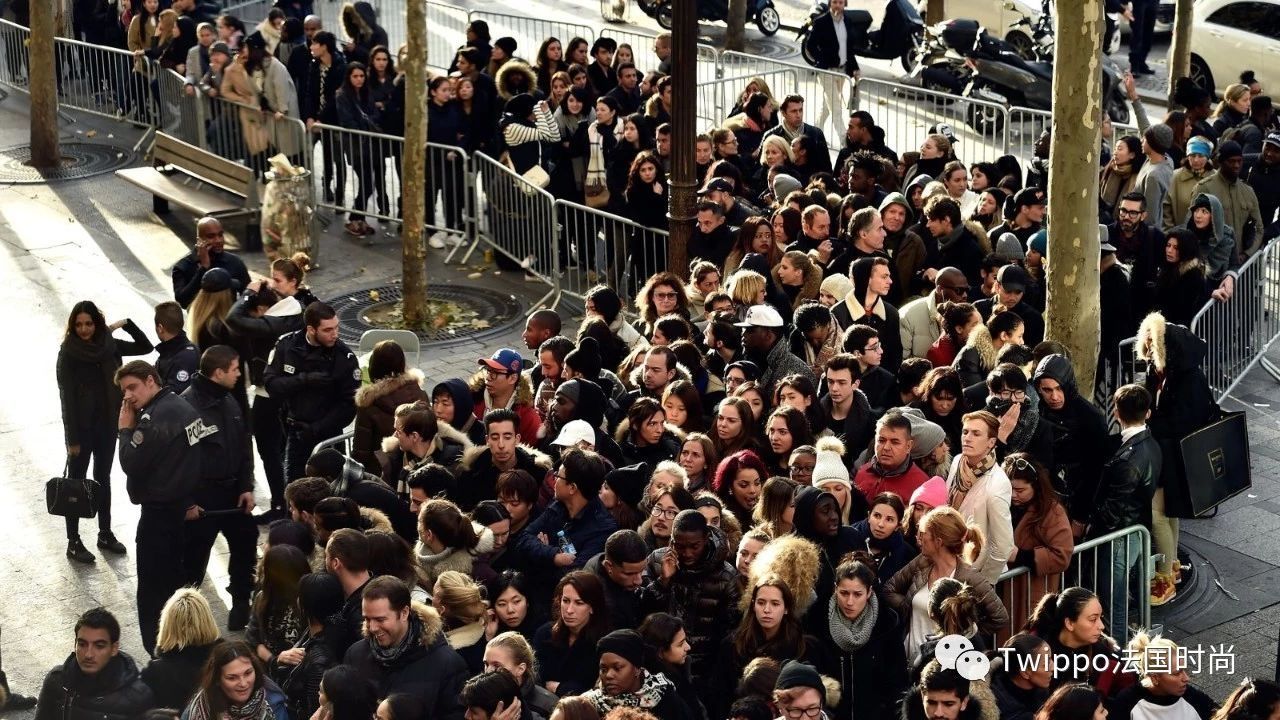 编辑试穿|HM想让你把壁纸穿到身上,没想到还卖断货?!