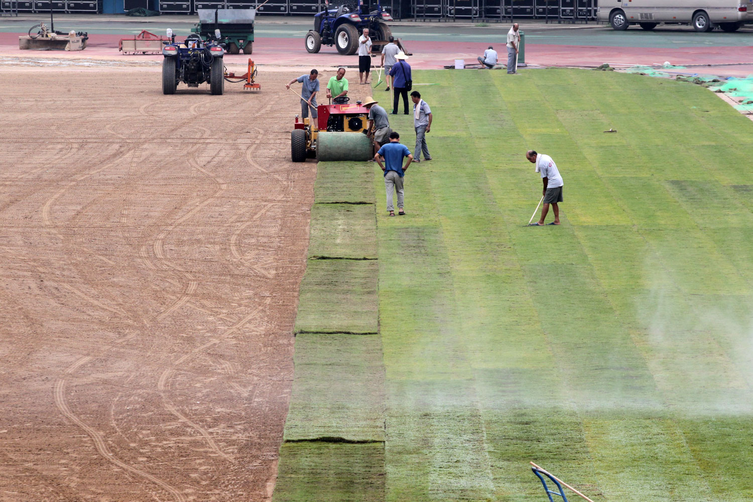 河南建业是不是换了草皮,河南建业草皮铺设