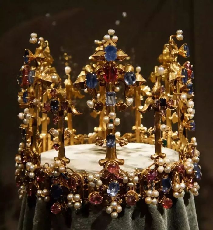 别低头王冠会掉下来,别低头王冠会掉到下一句