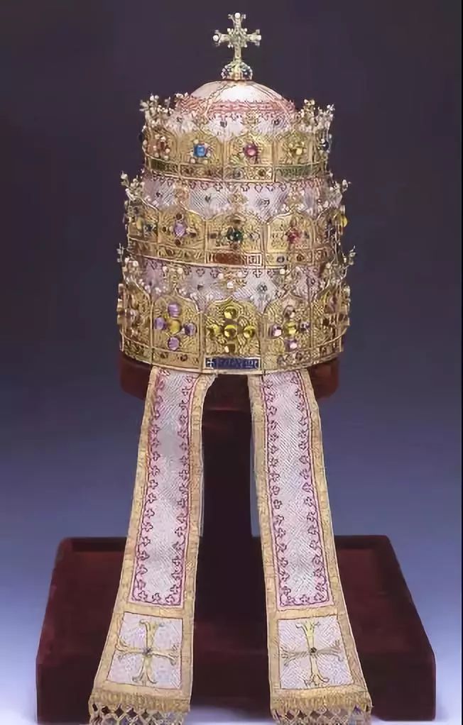 别低头王冠会掉下来,别低头王冠会掉到下一句