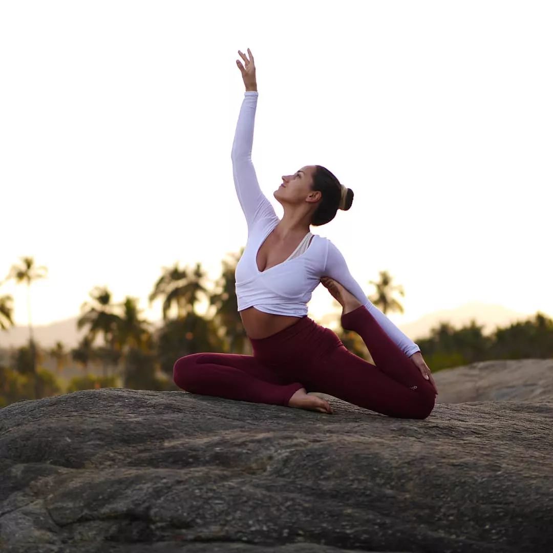 练过瑜伽之后，你的腿绝对够柔软，拉伸幅度不一般