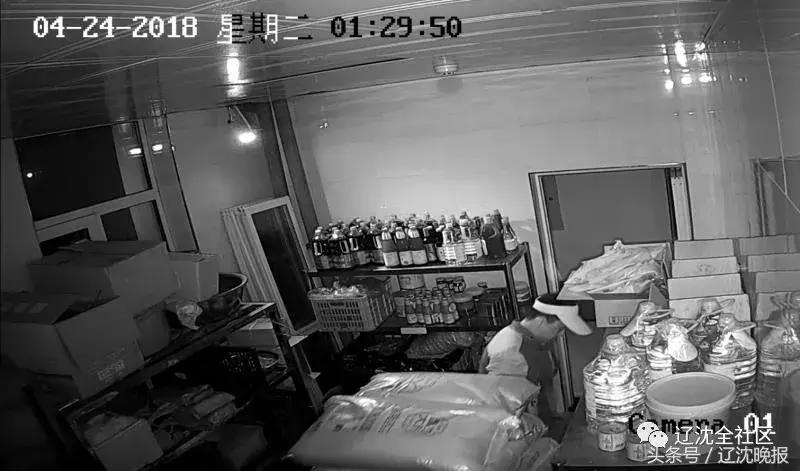 打赏女主播偷东西,男子为打赏女主播搬仓库