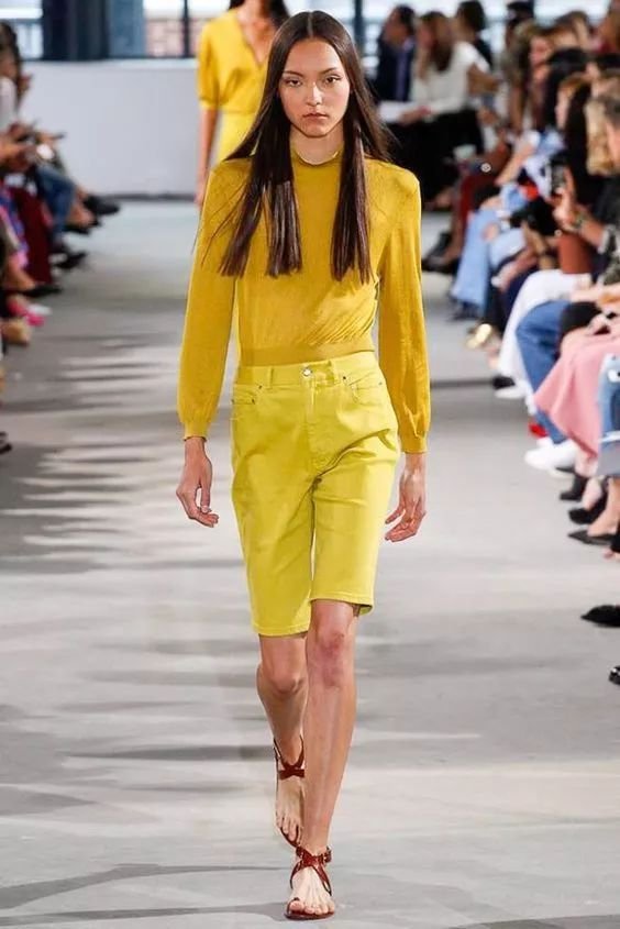 到公司上班可以穿短裤吗 (短裤怎么穿出高级范儿)