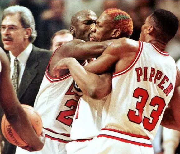 盘点乔丹生涯五次夺冠传奇故事,乔丹夺冠靠队友