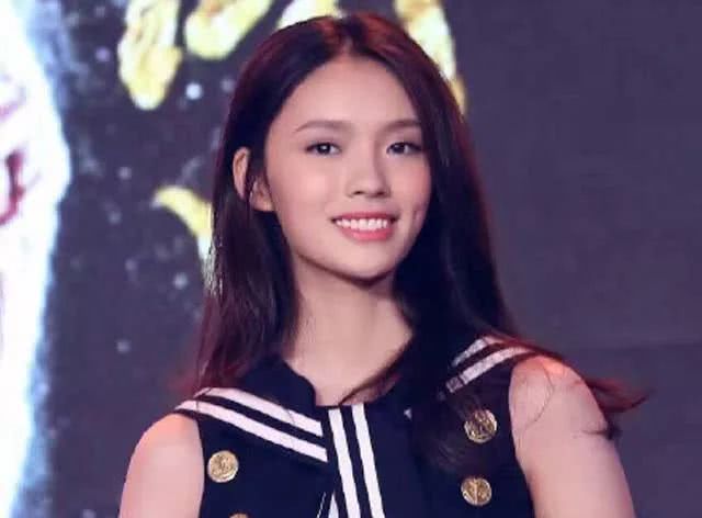 林允蓝色连体泳装,林允晒海边胶片自拍照