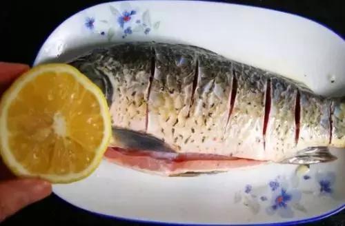 煎鱼只要学会这两点保证不会粘锅,煎鱼入味又不破皮全靠这招